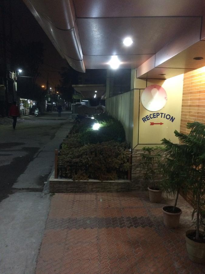 Oyo 16064 Tirupati Lodge Силигури Экстерьер фото