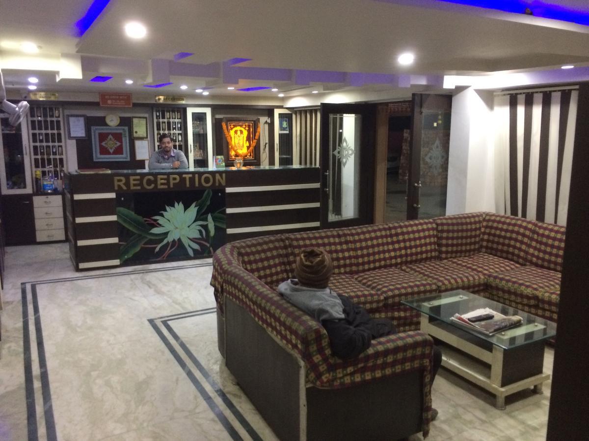 Oyo 16064 Tirupati Lodge Силигури Экстерьер фото