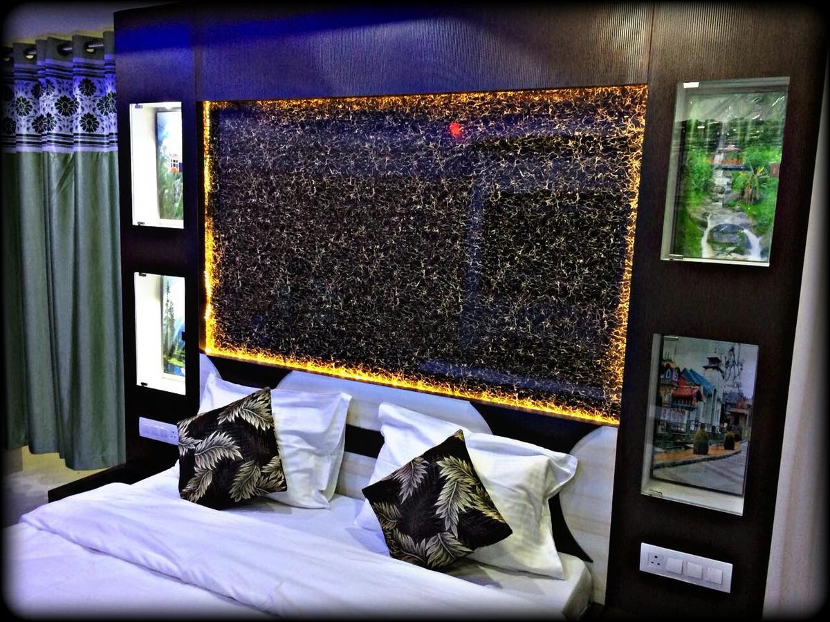 Oyo 16064 Tirupati Lodge Силигури Экстерьер фото