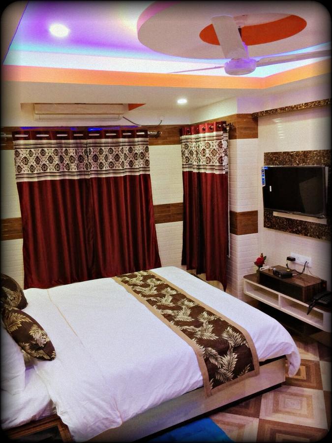 Oyo 16064 Tirupati Lodge Силигури Экстерьер фото