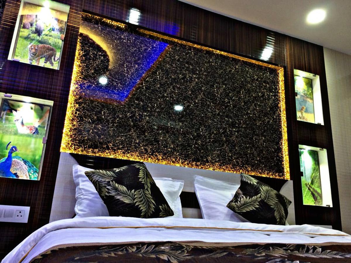 Oyo 16064 Tirupati Lodge Силигури Экстерьер фото