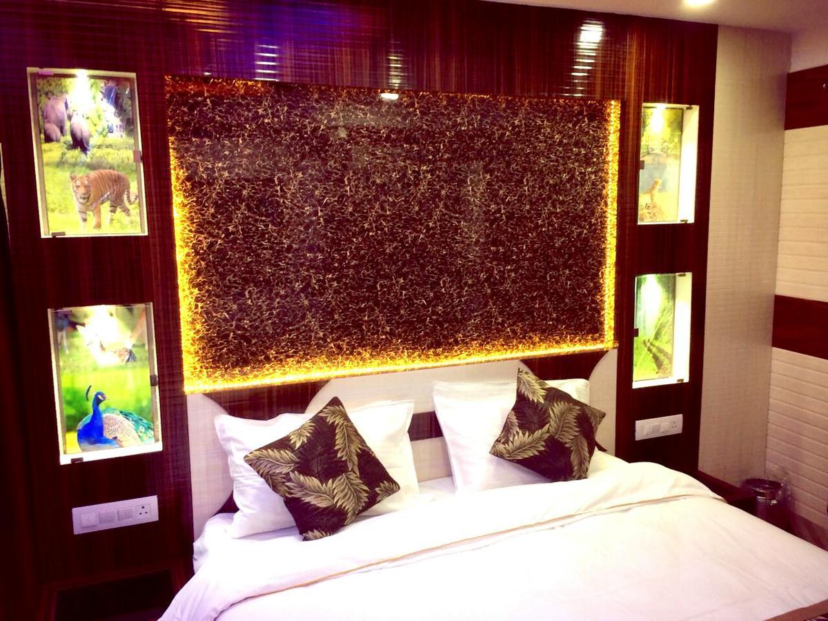 Oyo 16064 Tirupati Lodge Силигури Экстерьер фото